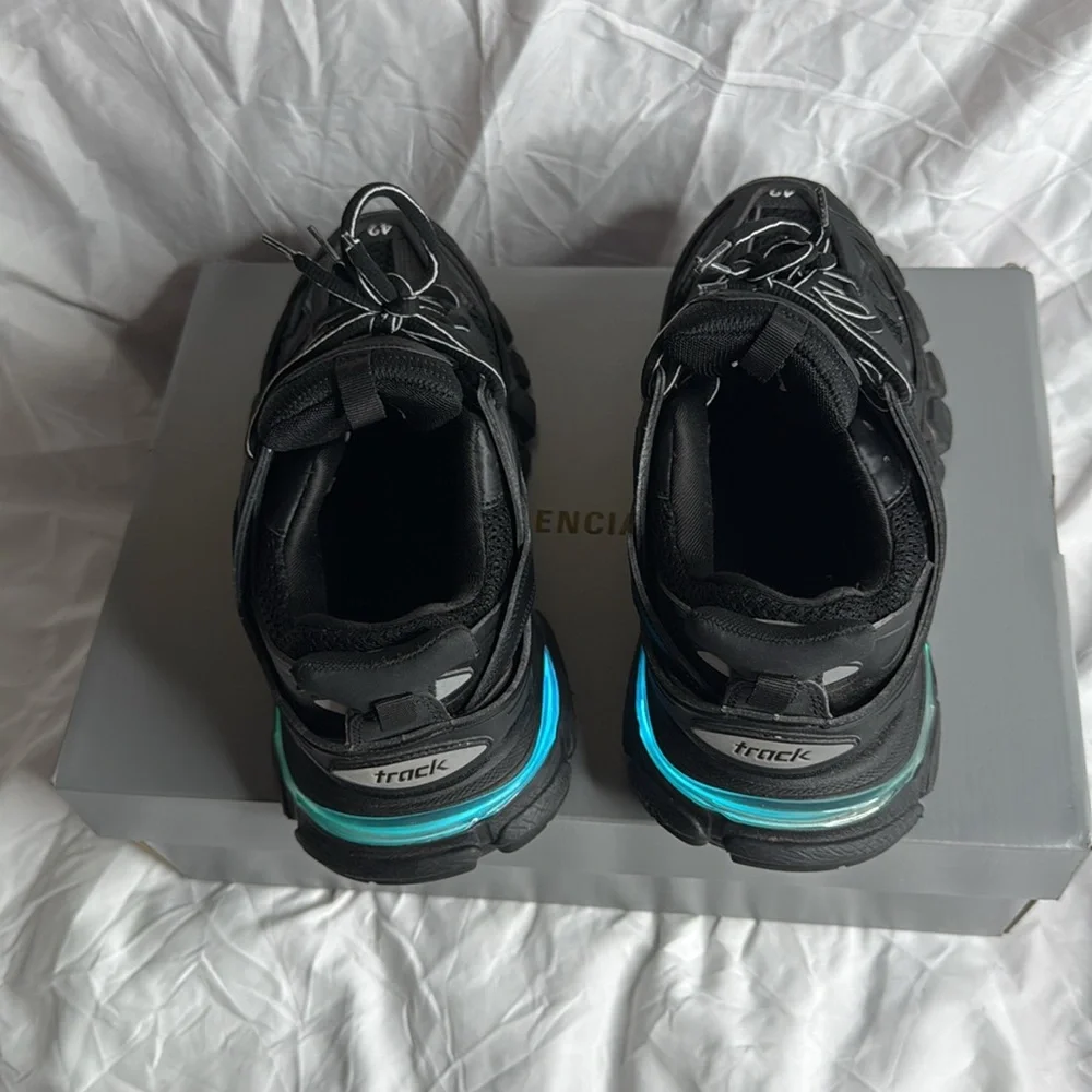 Size 42 - Picture 9 of 13